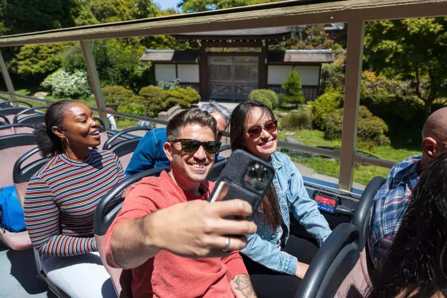 Homem tirando uma selfie em um Big Bus Tour