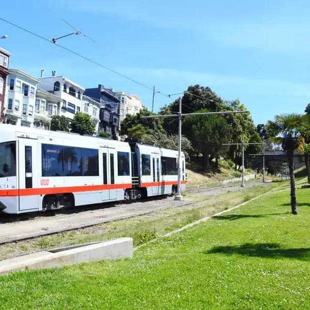 Um trem de passageiros MUNI percorre uma linha em São Francisco.