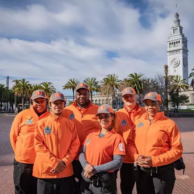 Die Willkommensbotschafter von San Francisco bereiten sich darauf vor, Besucher im Ferry Building zu begrüßen.