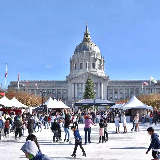 Skater gehen auf einer der saisonalen Eisbahnen von San Francisco aufs Eis.